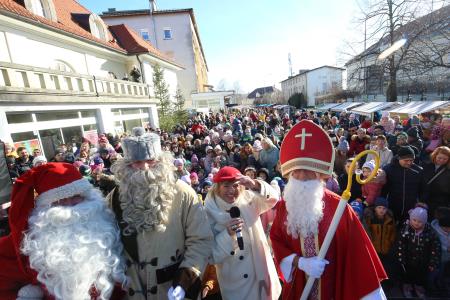 TRIJE DOBRI MOŽJE, ROMANA KRAJNČAN IN JELENI PRIREDITEV PRED KULTURNIM DOMOM 33 FOTO LJUBO VUKELIČ